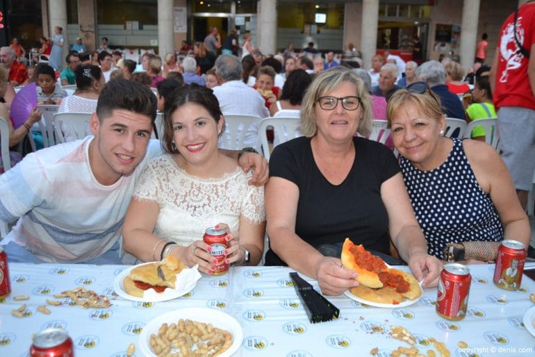 Reparto de cocas fiestas de Dénia 2017 - familia