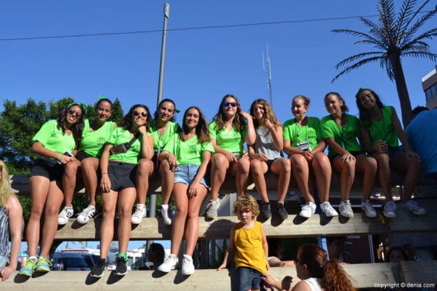 14 segunda entrada de toros denia 2017 pena de chicas en la barrera