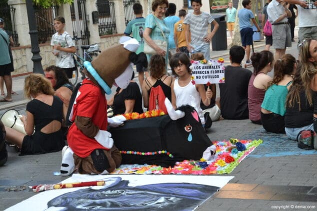 15 manifestacion antitaurina en denia momento de la performance