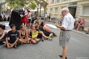 Manifestación antitaurina en Dénia – un hombre apoyando la causa