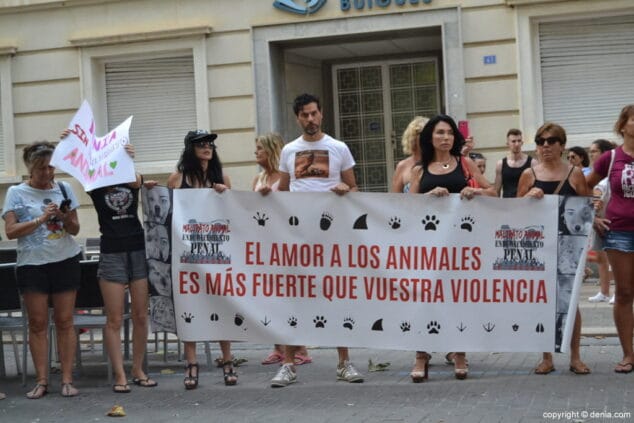17 manifestacion antitaurina en denia pancarta