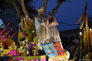Carrozas Dénia 2017 – Cargos de Baix la mar con los banderines