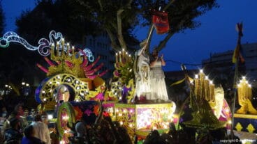 Carrozas Dénia 2017 – Cargos de Baix la mar con los banderines
