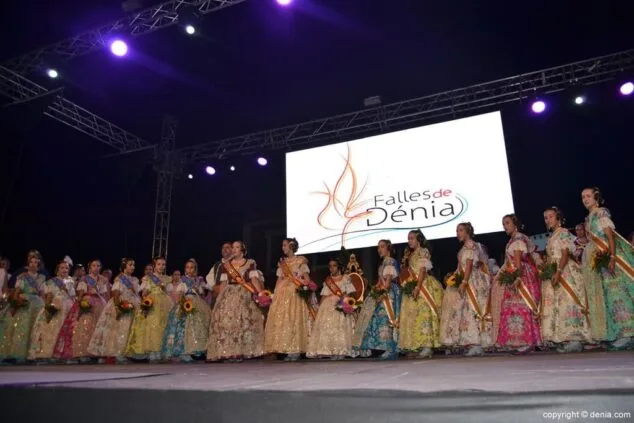73 acto del dia del fallero denia 2017 las falleras mayores junto a clara maria parejo y su corte de honor