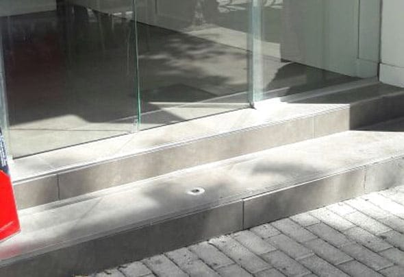 acceso a una tienda de la calle marques de campo