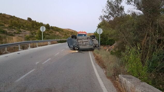 Un vehículo vuelca tras un accidente en la carretera de Les Planes 3 accidente les planes