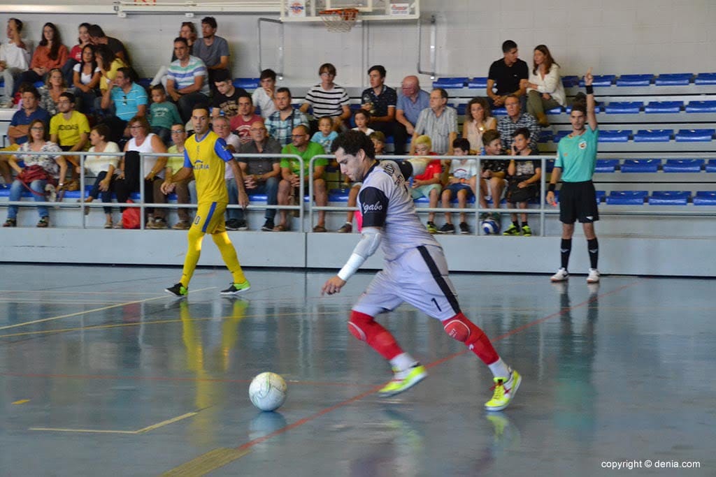 andoni sacando con el pie