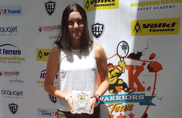 Andrea Redondo con el trofeo de campeona del Torneo TTK de Córdoba