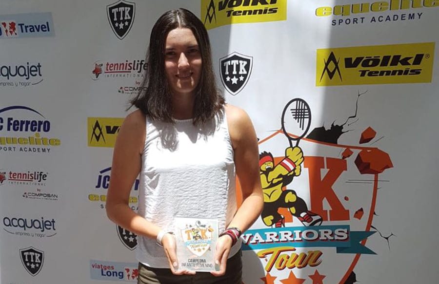 andrea redondo con el trofeo de campeona del torneo ttk de cordoba