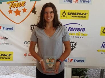 andrea redondo con el trofeo de castellon