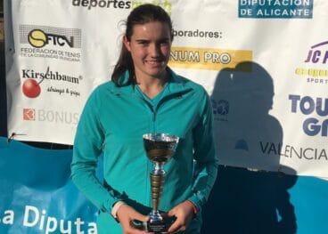 andrea redondo con uno de los trofeos conseguidos esta temporada