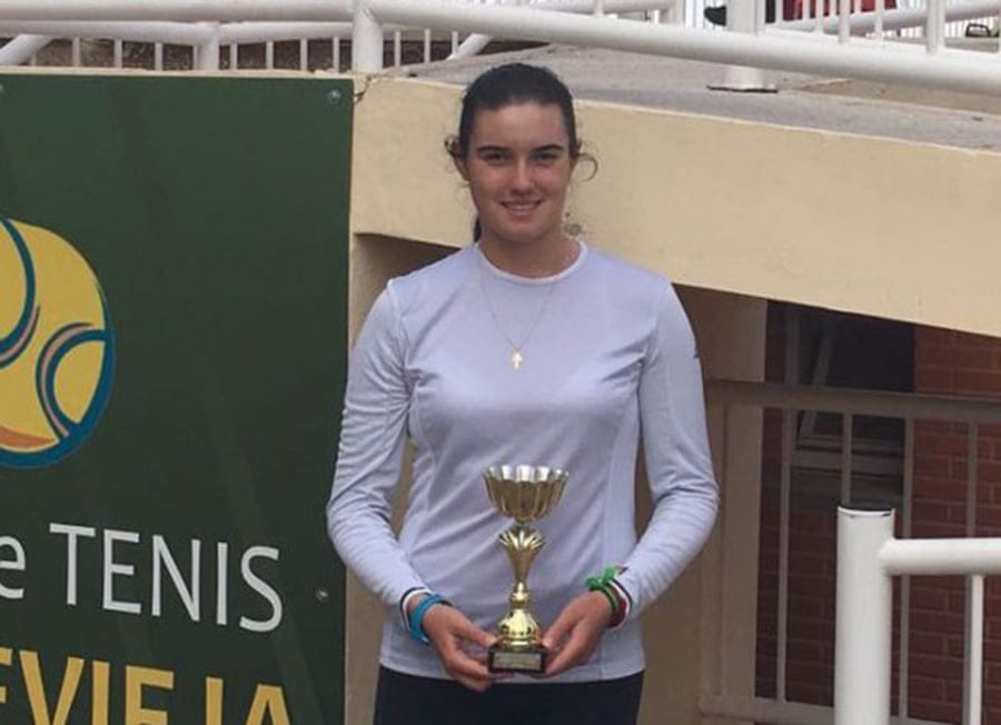 andrea redondo con uno los trofeos conque281abistados esta temporada