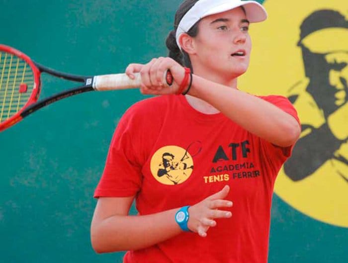 andrea redondo golpeando una bola