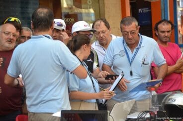 Arbitros debatiendo tras ver el vídeo finish