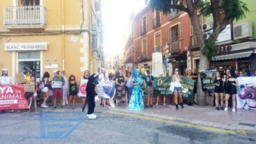 Asociaciones animalistas protestan en Dénia