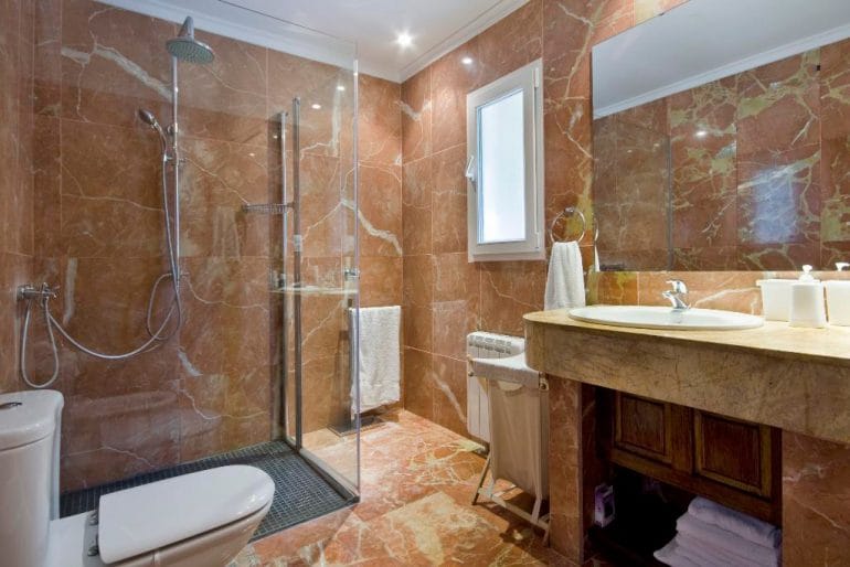 Baño de la casa Quality Rent a Villa