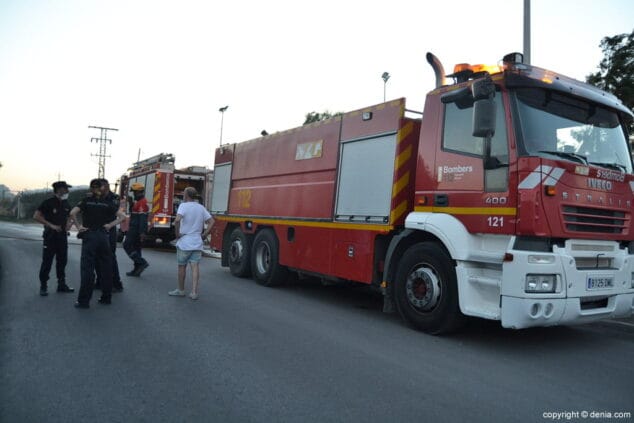 El incendio en una parcela del camino del Cementario obliga a cortar la carretera y evacuar las naves falleras 4 camiones de bomberos en el incendio