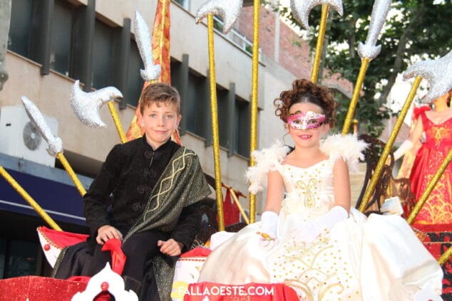 El Oeste suma cinco años en lo alto del pódium carrocero 6 cargos infantiles de la falla oeste en la carroza