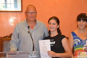 Carla Montealegre con su diploma