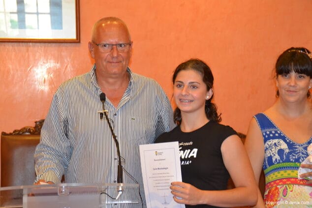 Calurosa recepción en el ayuntamiento a las chicas del Club Gimnàstica Dénia 20 carla montealegre con su diploma