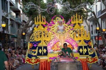 carroza de baix la mar en la calle campos