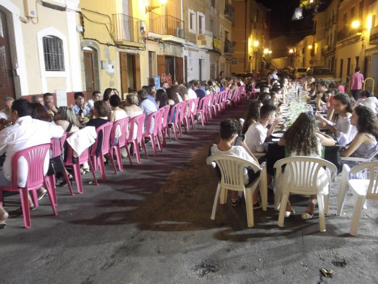 Cena de carrozas en la falla Baix la Mar