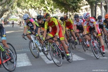 Ciclistas del Rte Zafiro en el pelotón