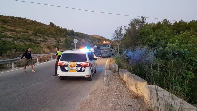 Un vehículo vuelca tras un accidente en la carretera de Les Planes 4 coche accidente les planes
