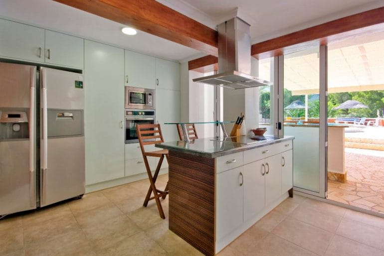 Cocina abierta Quality Rent a Villa