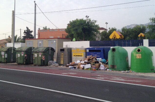 contenedores llenos en la zona de les deveses