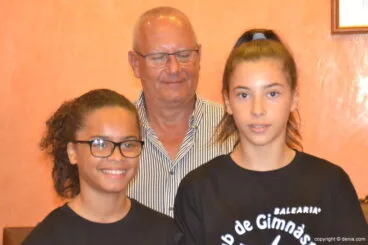 Dos gimnastas junto a Vicent Grimalt