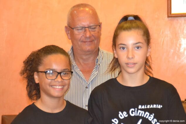 Calurosa recepción en el ayuntamiento a las chicas del Club Gimnàstica Dénia 19 dos gimnastas junto a vicent grimalt