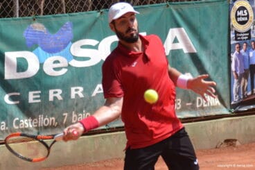 Eduard Granollers dando una derecha
