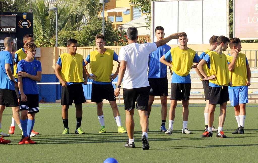 el tecnico con los jugadores