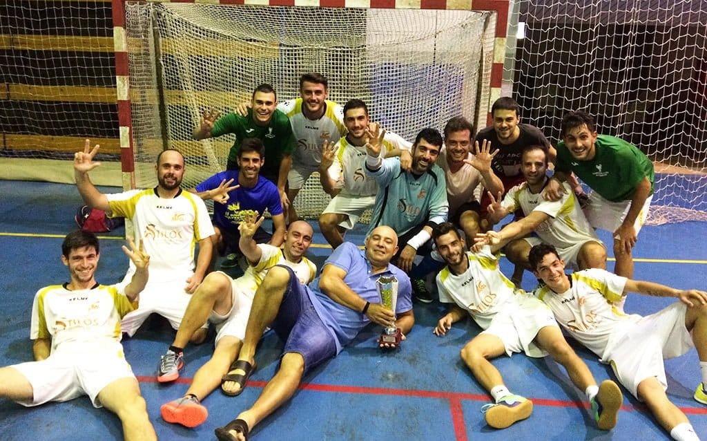 equipo peluqueria stilos rafol celebrando el titulo