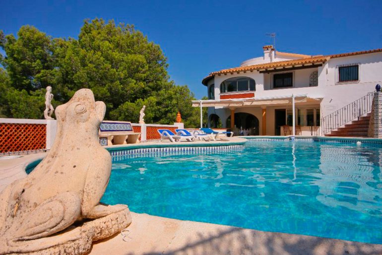 Fachada y piscina Quality Rent a Villa