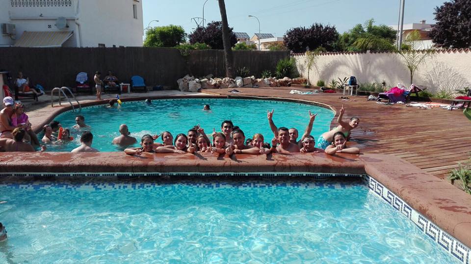 fiesta en la piscina de la falla les roques