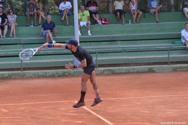 fred gil dando una volea