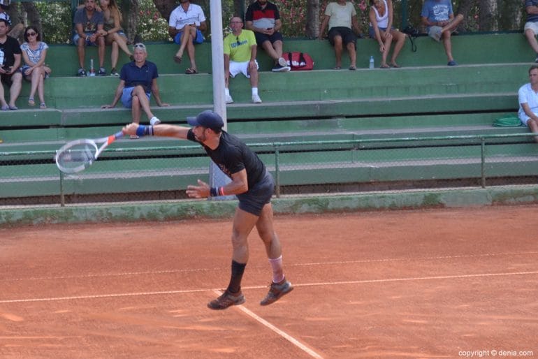 Fred Gil dando una volea