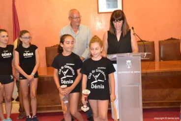 Gimnastas con sus trofeos