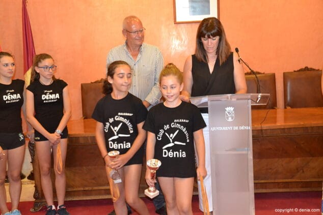 Calurosa recepción en el ayuntamiento a las chicas del Club Gimnàstica Dénia 18 gimnastas con sus trofeos