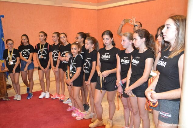 Calurosa recepción en el ayuntamiento a las chicas del Club Gimnàstica Dénia 17 gimnastas del cg denia