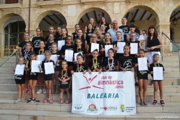 gimnastas junto a autoridades