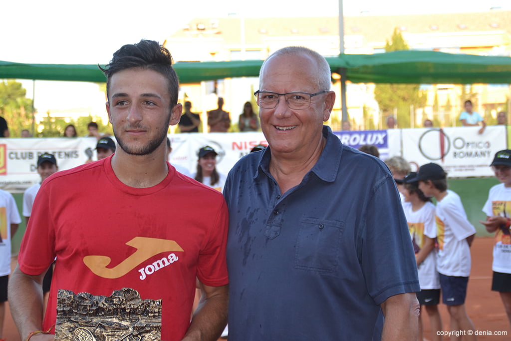 Grimalt entregando el trofeo de campeón a Javier Barranco