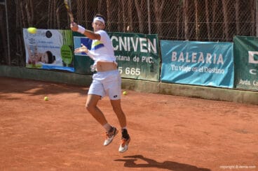 Iván Gakhov dando una derecha