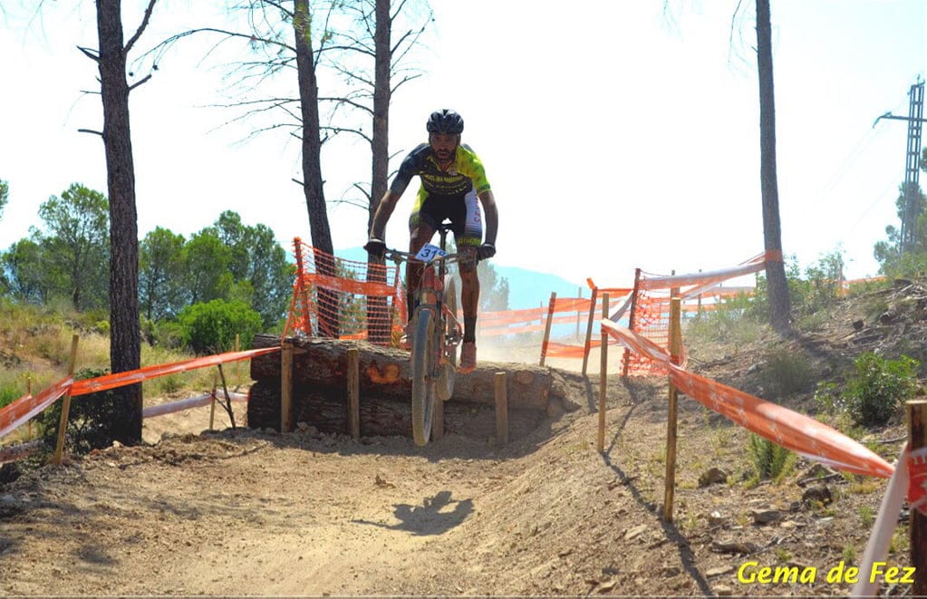 javi almela pasando un obstaculo