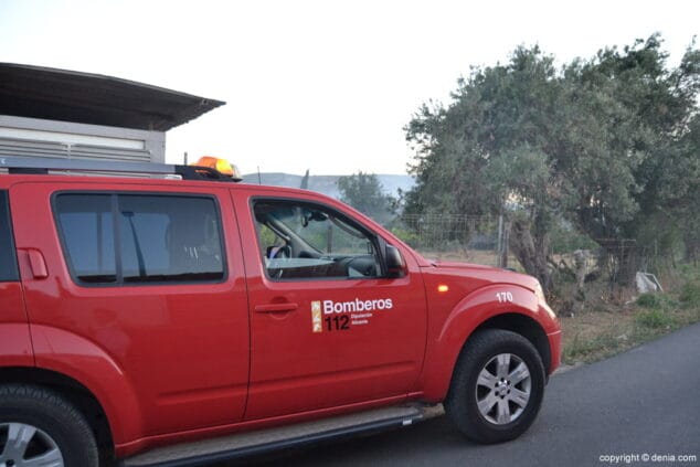 El incendio en una parcela del camino del Cementario obliga a cortar la carretera y evacuar las naves falleras 6 jefatura de bomberos en el incendio del camino del cementerio