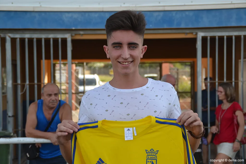 jorge caballero bosch con la camiseta del denia futsal