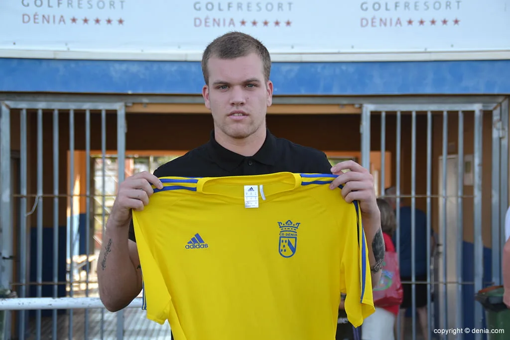 jose aldair crespo delgado con la camiseta del denia futsal