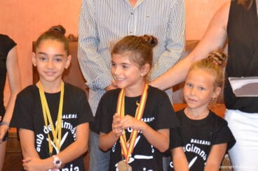 Jóvenes gimnastas sonrientes
